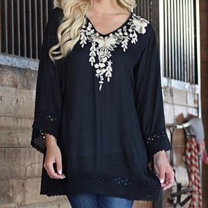 ⭐️HP⭐️Black & Gold floral embroidery bell sleeve